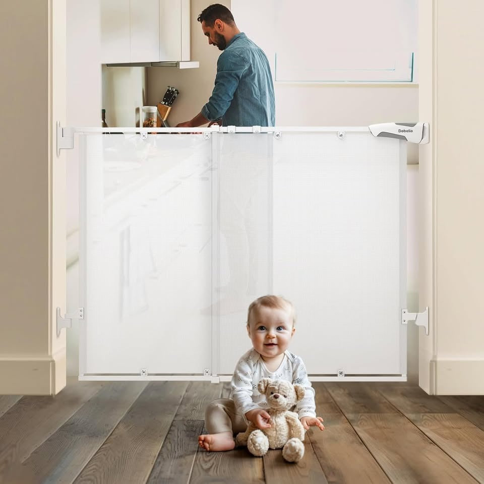 Screen door with large passage door, one-handed opening, automatic closing